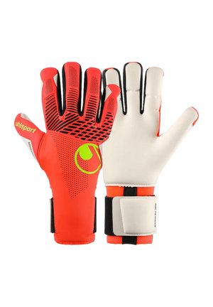 Paar rote und weiße Torwarthandschuhe, eines zeigt die Rückseite mit schwarzen Details und Logo, das andere die glatte weiße Handfläche mit Handgelenksriemen.