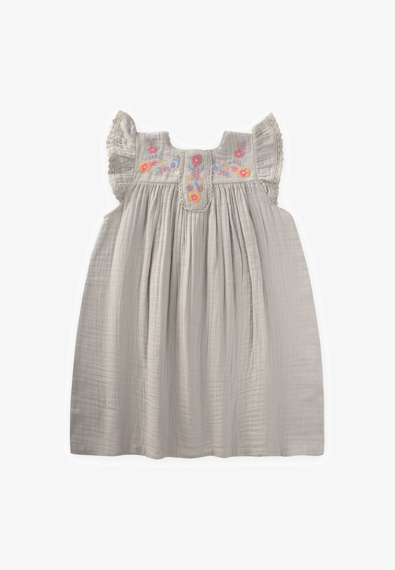 Svijetlo siva pamučna haljina s lepršavim rukavima, koja sadrži šareni cvjetni vez na prednjem dijelu i nabore za volumen.