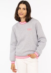 Grauer Sweatshirt aus Baumwolle mit einem gerippten Halsausschnitt, pinken Akzenten an den Bündchen und am Saum sowie einem aufgestickten Herzdesign auf der Brust.