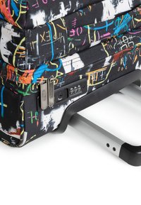 Hårdhäftad resväska i svart tyg med färgglada graffiti-mönster. Har dubbla dragkedjor, ett TSA-lås och ett utdragbart handtag i aluminium.