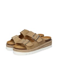 Beige Wildledersandalen mit zwei verstellbaren Riemen, silbernen Schnallen, einer Jutemittelsohle und einer weißen Gummisohle mit gewelltem Muster.