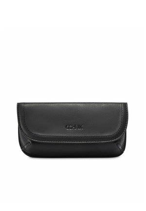 Czarny skórzany etui na okulary z klapką, z wytłoczonym napisem "OCHNIK" na środku przedniej strony.