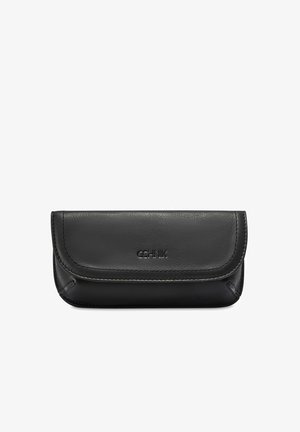 Czarny skórzany etui na okulary z klapką, z wytłoczonym napisem "OCHNIK" na środku przedniej strony.