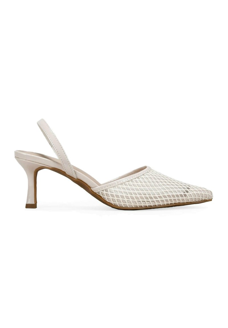 Offene Slingback-Absätze mit einem beigen Netz-Obermaterial und einem schlanken Absatz. Mit einer spitzen Zehenpartie und strukturiertem Oberflächenmuster für zusätzlichen Detail.