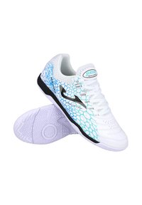 Zapatillas deportivas blancas con un patrón texturizado de escamas en azul y negro, que presentan un logo negro y una suela blanca con patrón y tracción.