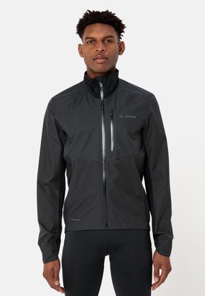 Giacca nera leggera con colletto alto, cerniera frontale e polsini elasticizzati, realizzata in un materiale elegante e resistente all'acqua.
