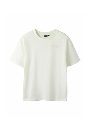 Witte T-shirt met korte mouwen en ronde hals met subtiele lichtroze tekst op het bovenste linker borstgebied.