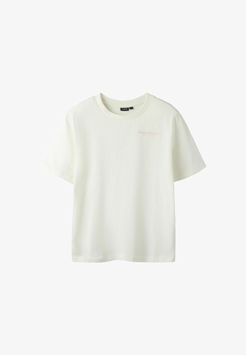 T-shirt blanc manches courtes à col rond avec un texte rose clair subtil sur la partie supérieure gauche de la poitrine.