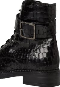 Bottines en cuir noir avec un motif crocodile texturé, dotées d'une boucle en métal argenté et d'un bout arrondi. Petit talon empilé.