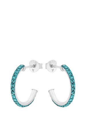 Orecchini a cerchio tempestati di cristalli turchesi con una base in tonalità argento, caratterizzati da un design curvo e chiusura a perno.