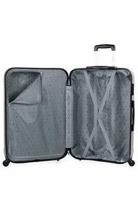 Maleta de shell duro en negro, abierta para revelar un interior gris con patrones geométricos, bolsillo con cremallera y correas ajustables. Ruedas y asa suaves.