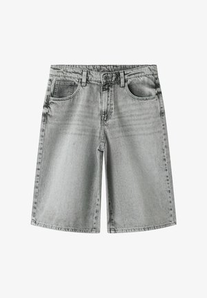 Svetlo sive jeans kratke hlače s sprednjim gumbom, zankami za pas in dvema sprednjima žepoma, prikazane na belem ozadju.