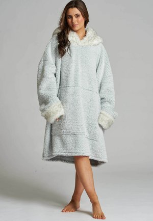 Jasnoniebieska, oversize'owa bluza z kapturem z puszystym białym kołnierzem i mankietami; posiada dużą kieszeń z przodu oraz miękką, fakturowaną powierzchnię.