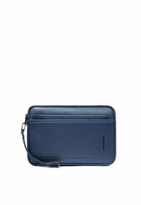 Custodia per laptop in pelle blu con chiusura a zip, cinturino da polso e tasca frontale. Texture liscia con dettagli di cucitura a contrasto.