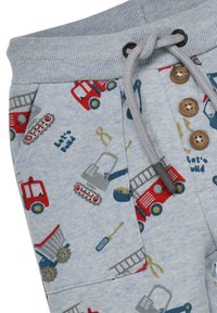 Hellblaue Baumwoll-Sweatpants mit Mustern von roten Feuerwehrautos und Baustellenfahrzeugen, mit einem gerippten Bund und drei Holzknöpfen.