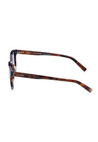 Ochelari de soare cu rame rectangulare din material tortoise shell, fabricați din 65% plastic bio-based; având un logo Timberland pe brățară.