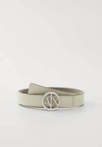 Cinto de couro bege com fivela redonda prateada em forma de logo, apresentando letras entrelaçadas. O cinto é liso, com um acabamento mate e um design simples.