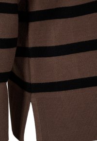 Maglione marrone con righe orizzontali nere, caratterizzato da un orlo a coste e fessure laterali. Texture morbida, che sottolinea il design casual e il comfort.