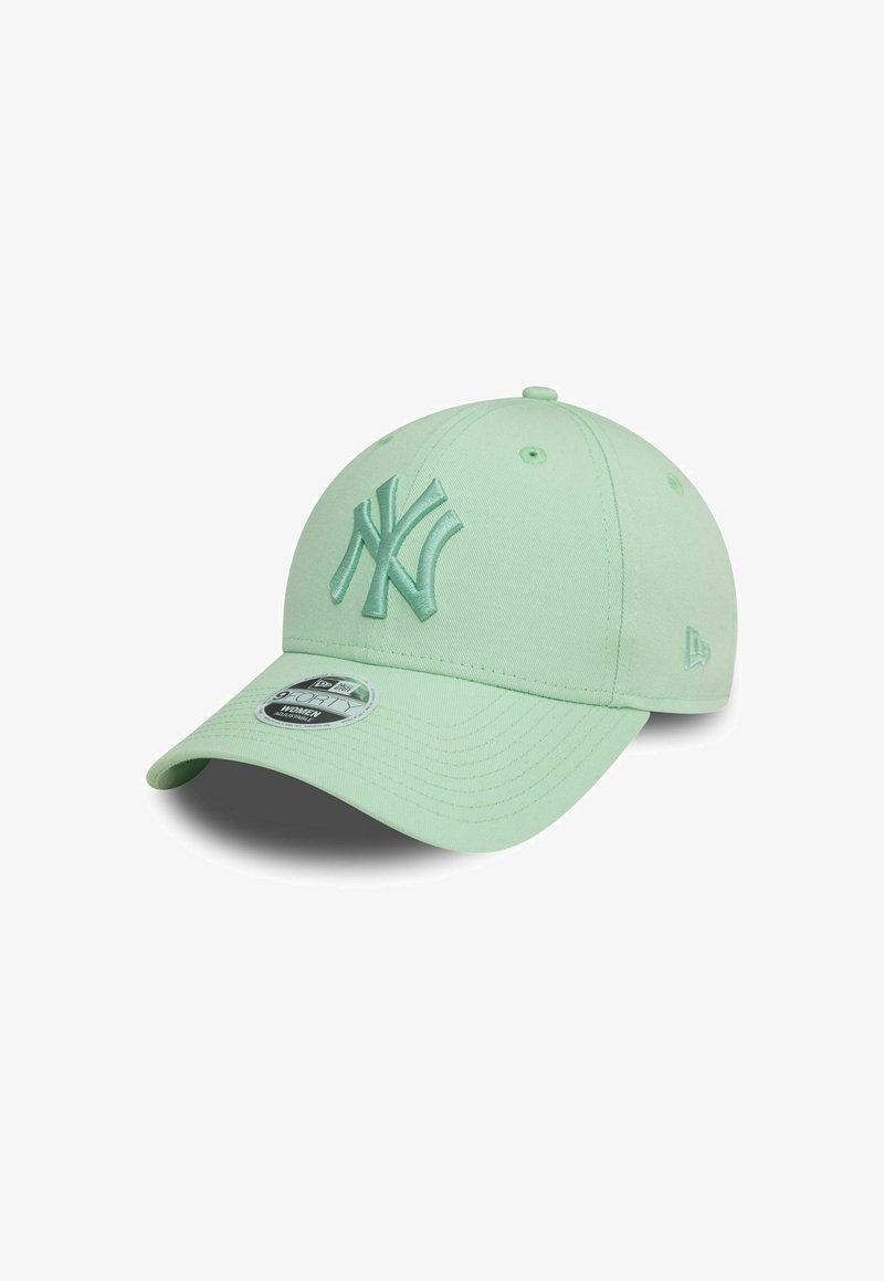 Gorra de béisbol verde menta hecha de tela con un logotipo de NY bordado en el mismo color. Corona redondeada y visera curvada.