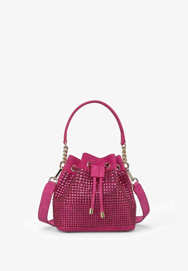 Bolso de cubo de ante rosa con diseño de tachuelas, cierre de cordón, asa superior y una correa de hombro con cadena.