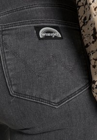 Wrangler FLARE - Calças de ganga à boca de sino - soft smoke