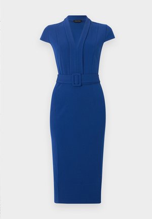 Robe bleue jusqu'aux genoux avec manches courtes, col en V, coutures verticales et ceinture assortie en tissu avec boucle rectangulaire à la taille.