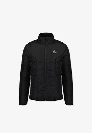 Zwarte gewatteerde jas met een hoge kraag en volledige ritssluiting aan de voorkant. Voorzien van zijzakken en een logo op de bovenste linkerzijde. Glad, duurzaam materiaal.