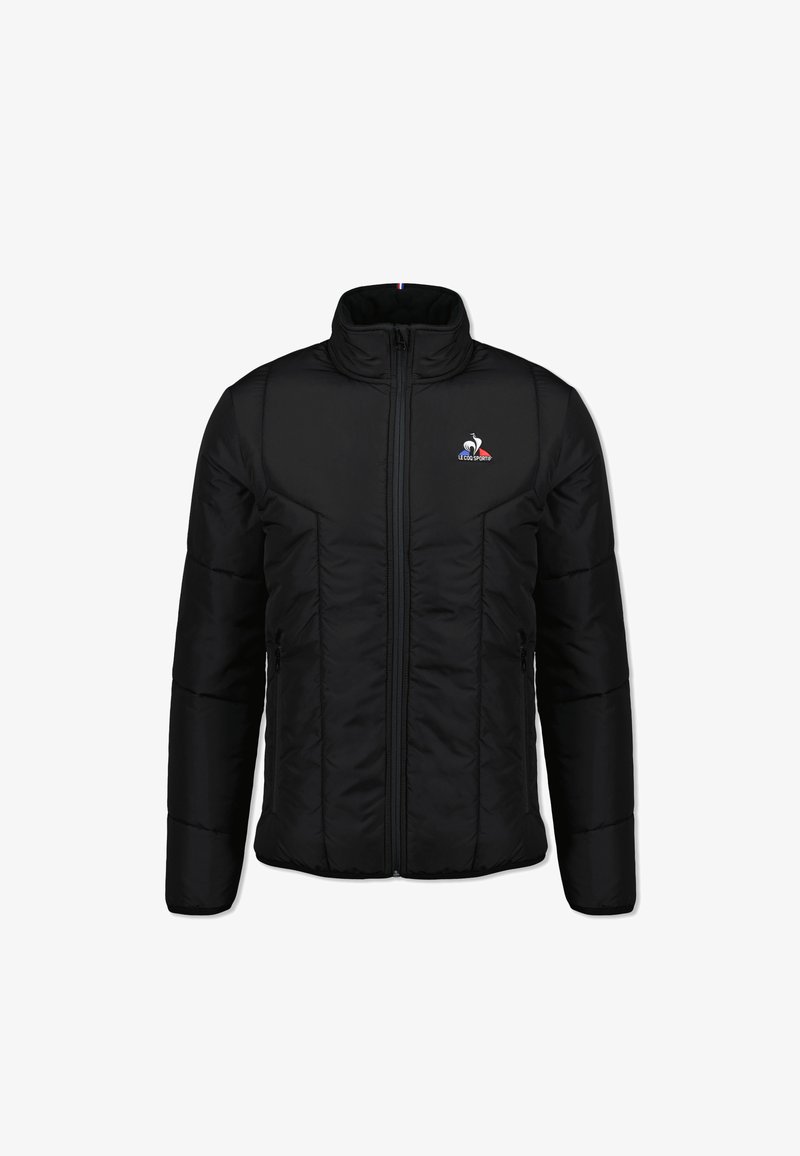 Chaqueta acolchada negra con cuello alto y cremallera frontal completa. Cuenta con bolsillos laterales y un logotipo en la parte superior izquierda. Tela suave y duradera.