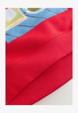 Rød sweatshirt med ribbet kant; har et farverigt grafikdesign med blå og grønne accenter. Blødt stof, glat finish.