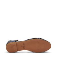Sandal con suela de goma marrón, correas de cuero azul y una hebilla ajustable. Presenta una plantilla texturizada para mayor agarre.