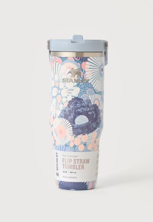 Gobelet réutilisable avec couvercle à paille rabattable, avec un motif floral bleu, rose et blanc et le logo de la marque Stanley.