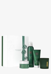 Grønt gaveeske med kremkrukke, kroppsskrubb, dusjgelé og stearinlys. Strukturert grønn emballasje med gullakenter og blomsterdesign.