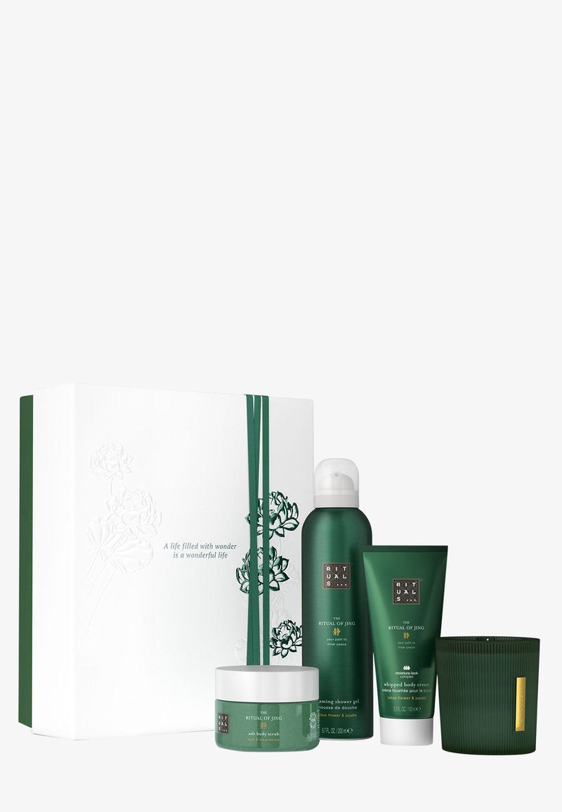 Groene doosset met een crèmepot, bodyscrub, douchegel en kaars. Getextureerde groene verpakking met gouden accenten en bloemmotieven.