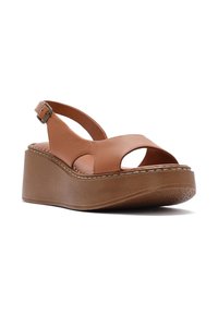 Sandale compensée en cuir marron avec bout ouvert, bride à la cheville, boucle en métal et semelle épaisse en caoutchouc, présentée sur un fond blanc.