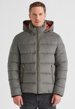 Graue isolierte Daunenjacke mit Kapuze, gepolsterten Abschnitten, kontrastierender orangefarbener Innenverkleidung, seitlichen Reißverschlusstaschen und Reißverschlussakzenten in Goldton.
