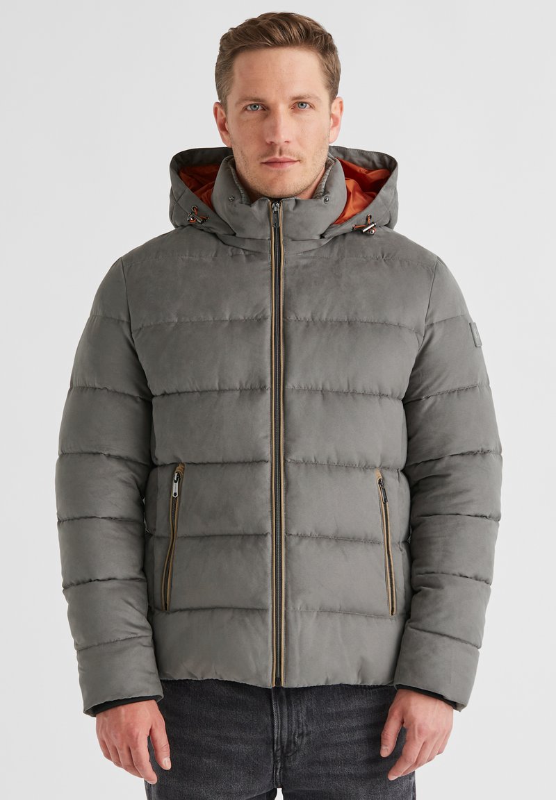 Graue isolierte Daunenjacke mit Kapuze, gepolsterten Abschnitten, kontrastierender orangefarbener Innenverkleidung, seitlichen Reißverschlusstaschen und Reißverschlussakzenten in Goldton.