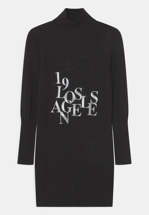 Sort langærmet rullekræls kjole med hvidt broderet tekst "19 Los Angeles" spredt over brystområdet.