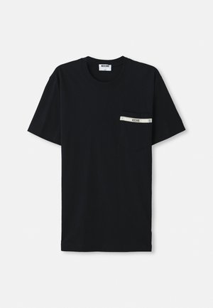 T-shirt en coton noir à manches courtes, col rond, avec une poche gauche ornée d'une bande blanche et d'un détail logo.