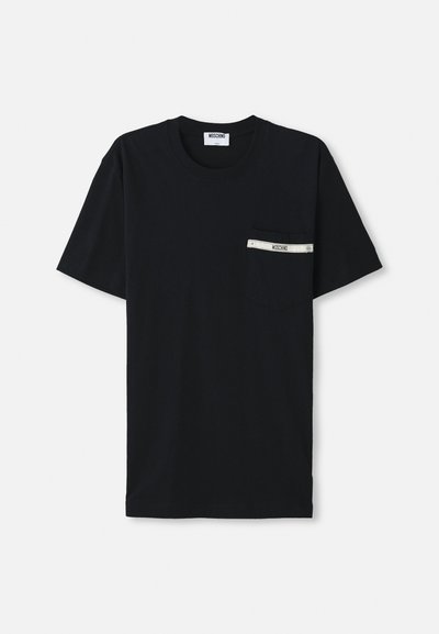 T-shirt de algodão preta com mangas curtas, decote redondo e um bolso à esquerda com uma faixa branca e detalhe de logotipo.