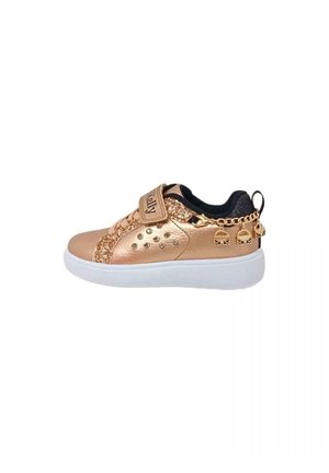 Sneaker rosa oro con una toma superiore glitterata e testurizzata, cinturino in velcro, suola bianca e charm decorativi sul tallone.