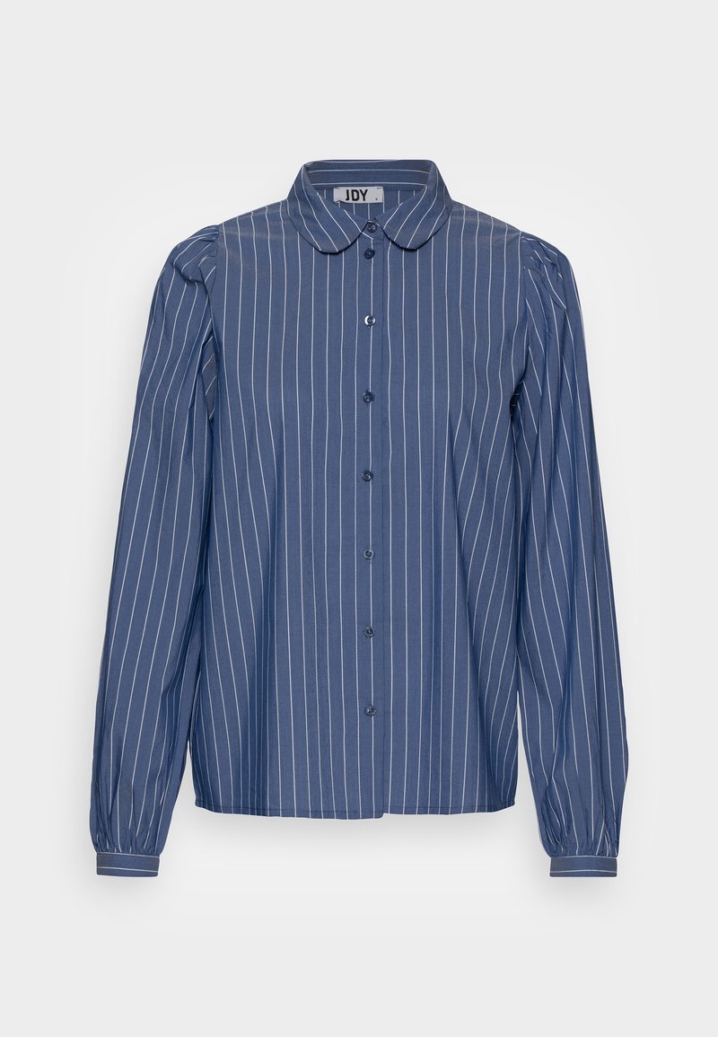 Camicia azzurra a maniche lunghe con strisce verticali bianche, abbottonata davanti, colletto a punta e dettagli di maniche arricciate. Il tessuto appare liscio.