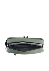 Borsa con zip bicolore, con esterno verde e dettagli neri. Presenta un compartimento interno con una fodera a motivo geometrico.