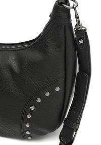 Borsa a tracolla in pelle nera con borchie argentate, chiusura a cerniera e tracolla regolabile con componenti in metallo.