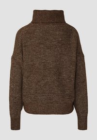 Bruine gebreide trui met een hoge hals, doorgezakte schouders en geribbelde manchetten. Heeft een gestructureerd patroon en een losse pasvorm.