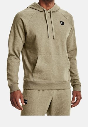 Oliwkowy hoodie wykonany z miękkiego materiału, z przednią kieszenią typu pouch, regulowanymi trokami oraz ściągaczami przy mankietach i u dołu.