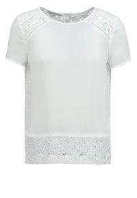 Top bianco a maniche corte realizzato in un tessuto morbido, con dettagli in pizzo sulle spalle e orlo in pizzo floreale sul fondo.