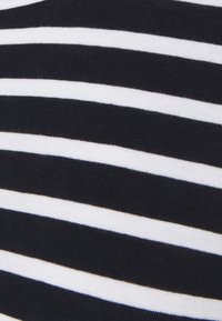 Tessuto a righe blu navy e bianche, con linee orizzontali regolari. Maglia morbida e textured con un pattern consistente e una finitura liscia.