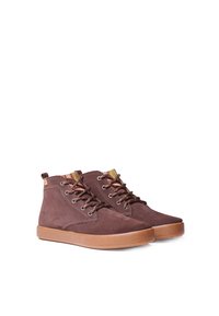 Zapatos altos de ante marrón con cordones marrones, suelas de goma y un detalle de puño con patrón en la parte superior. Diseño simple y funcional.