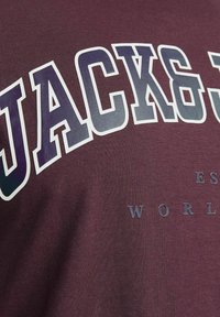 Jack & Jones JJECALEB VARSITY TEE O NECK - T-Shirt print - vineyard wine