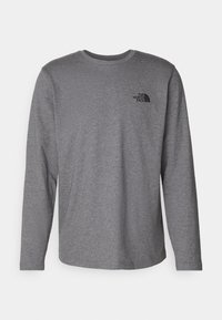 Šedé tričko s dlouhým rukávem a kulatým výstřihem s logem The North Face na levé straně hrudi, zobrazené na bílém pozadí.